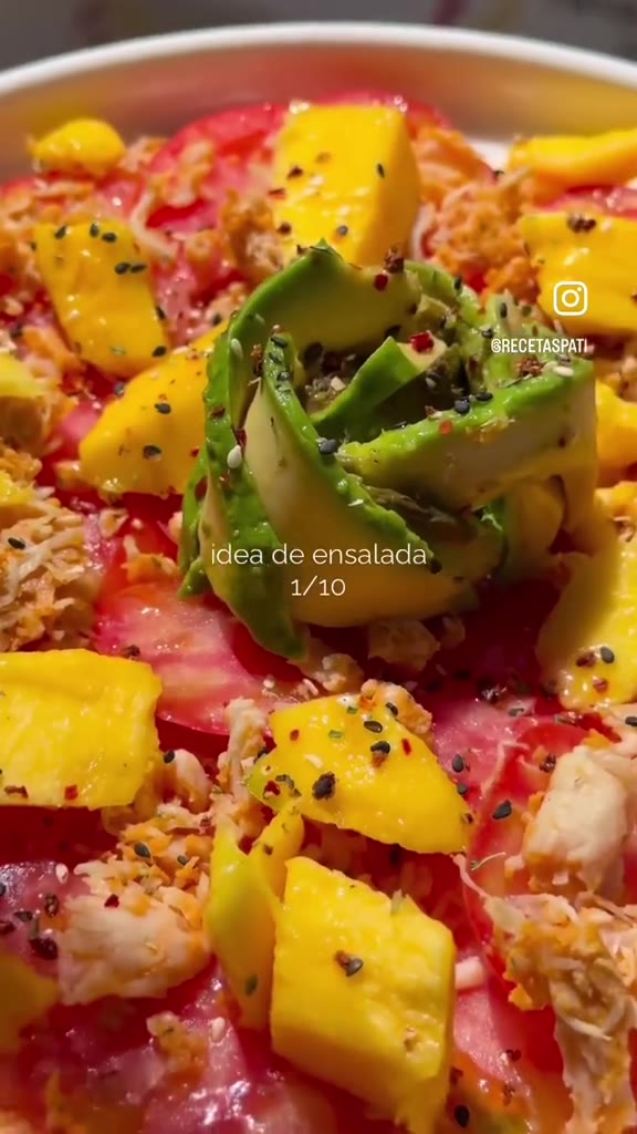 Ensalada de tomate con pollo asado, mango y aguacate