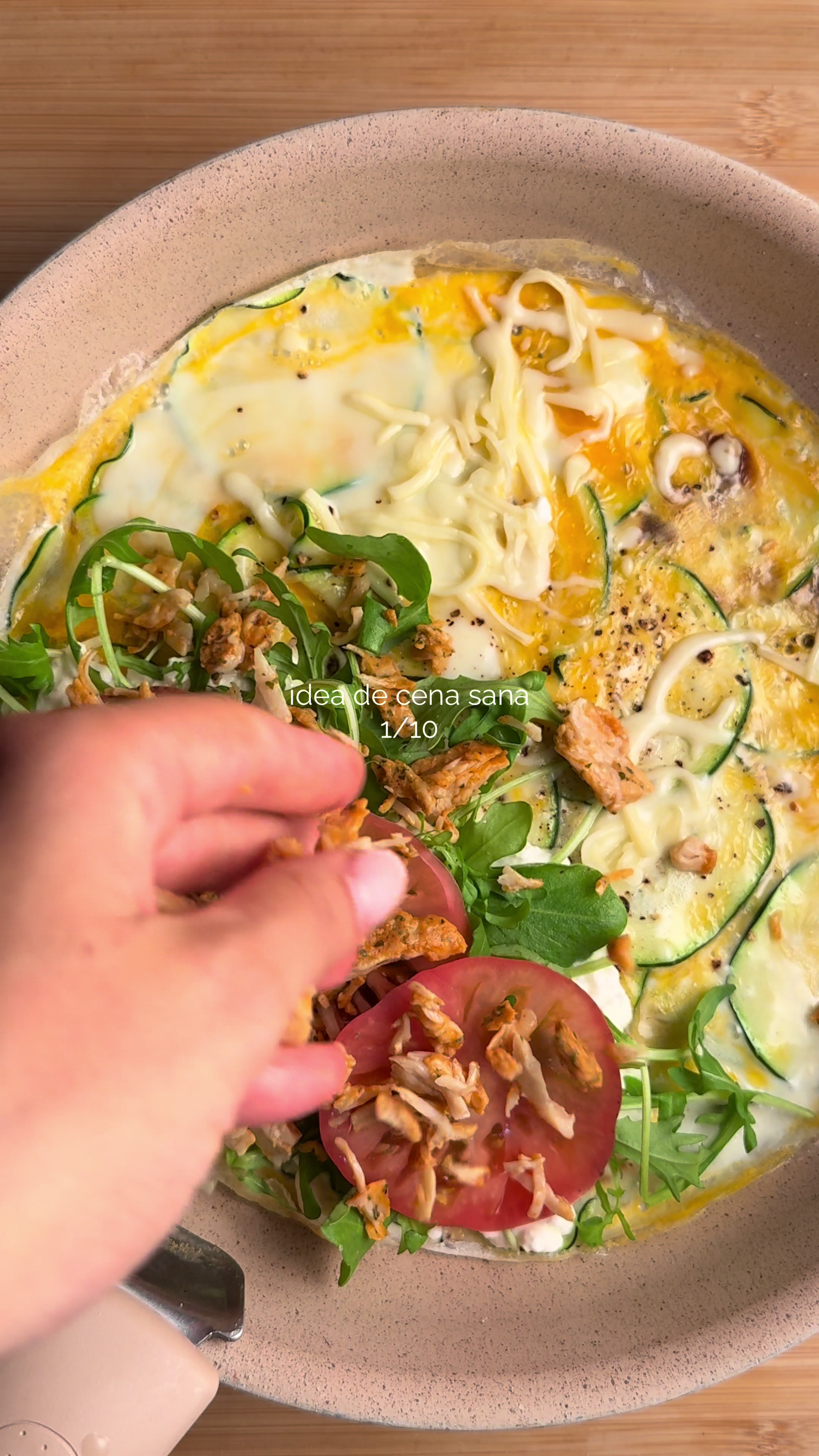 Tortilla de calabacín con pollo y queso