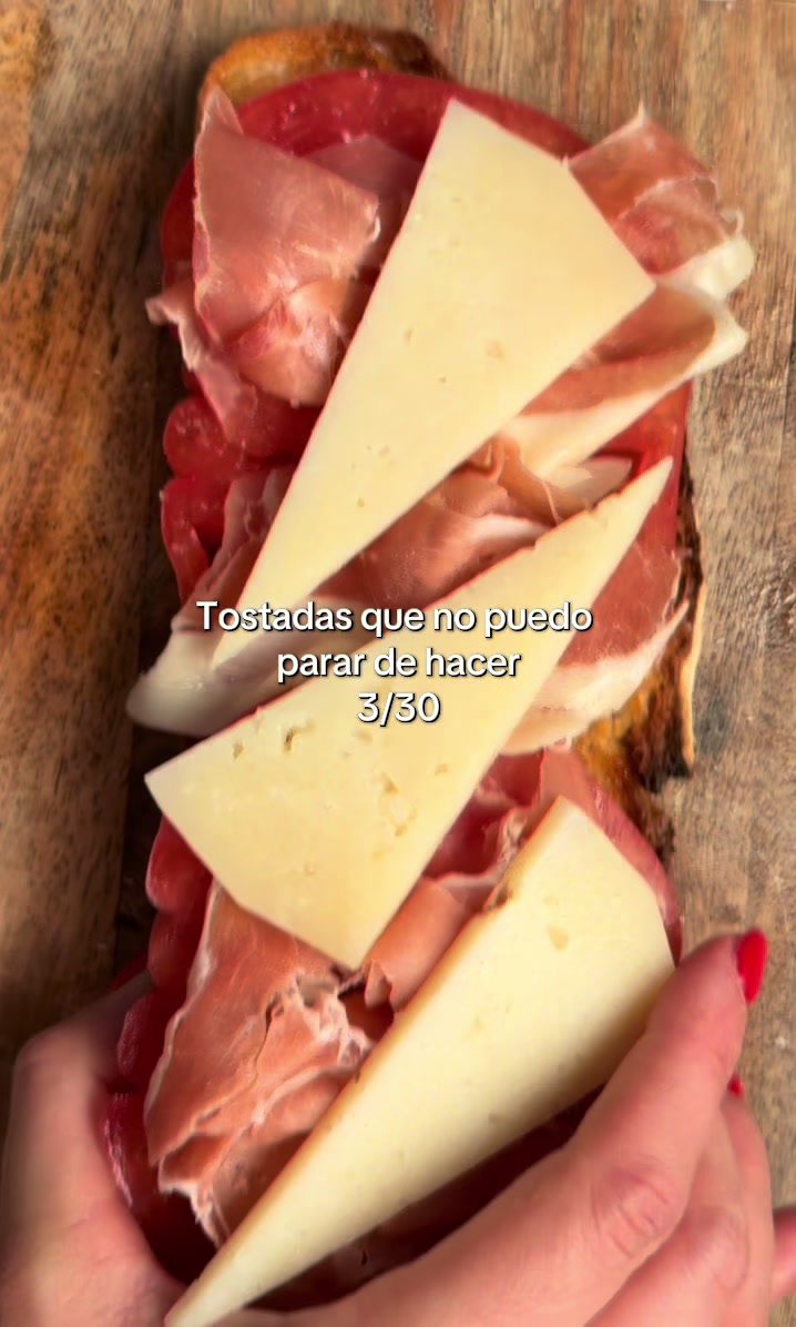 Tostada — Día 3/30: pan de masa madre, tomate rosa, jamón serrano y queso curado