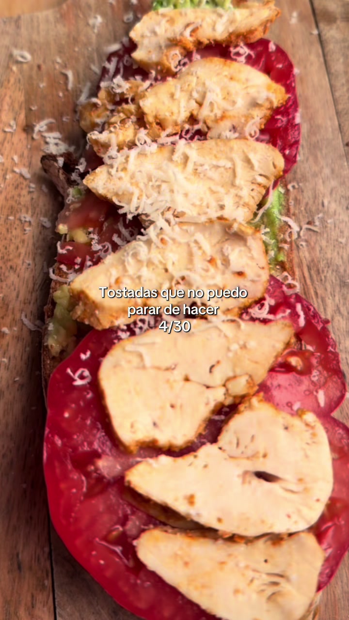 Tostada — Día 4/30: pan de masa madre, aguacate, tomate, fiambre de pollo casero y parmesano