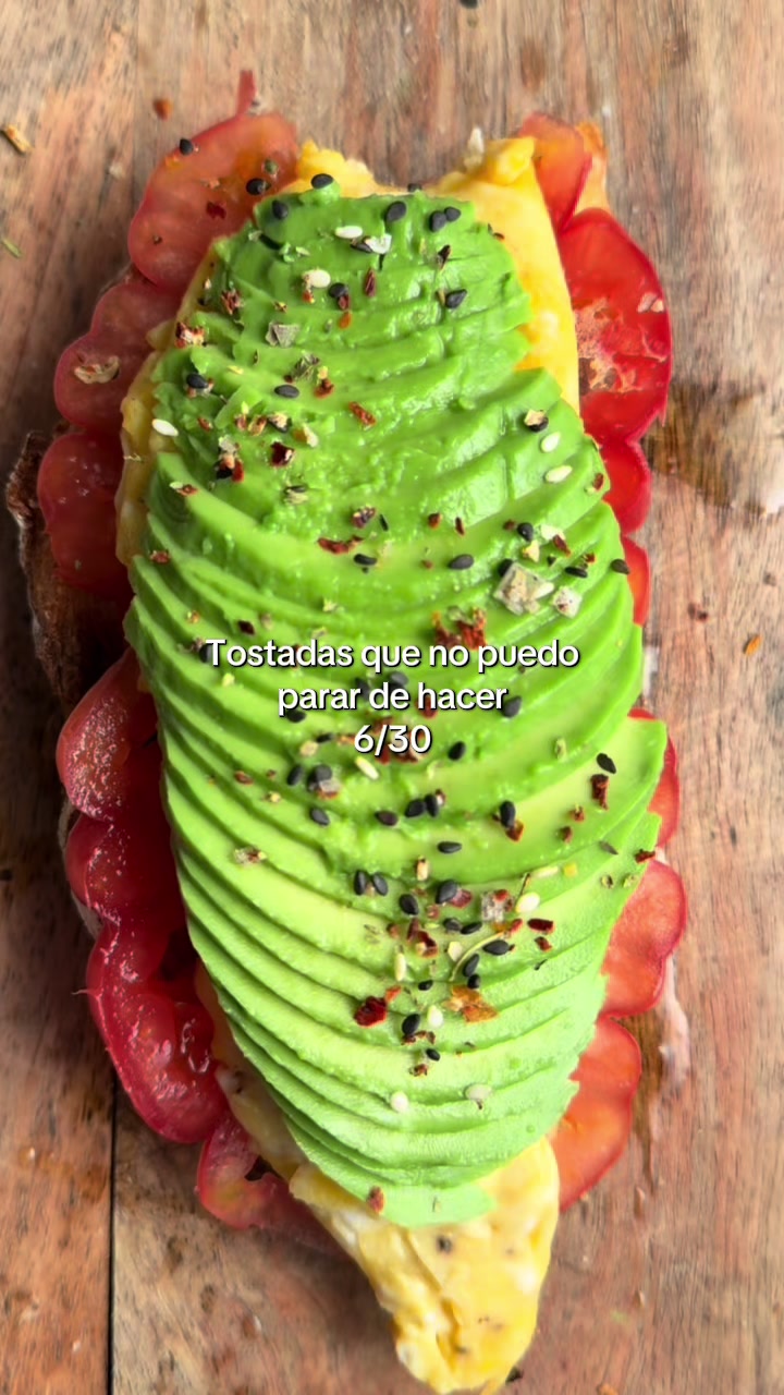 Tostada — Día 6/30: pan de masa madre, AOVE, tomate, tortilla francesa y aguacate