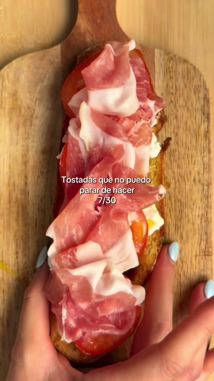 Tostada — Día 7/30: pan de masa madre, burrata, tomate, AOVE y jamón serrano