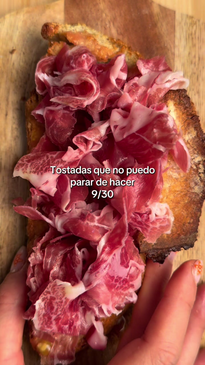 Tostada — Día 9/30: pan de masa madre, tomate, AOVE y un buen jamón serrano