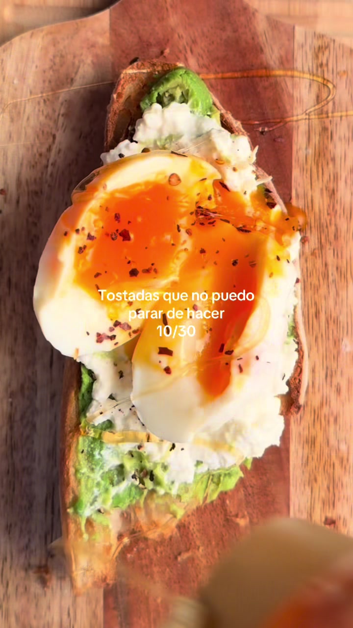 Tostada — Día 10/30: pan de masa madre, aguacate, queso cottage, huevo, miel y cayena