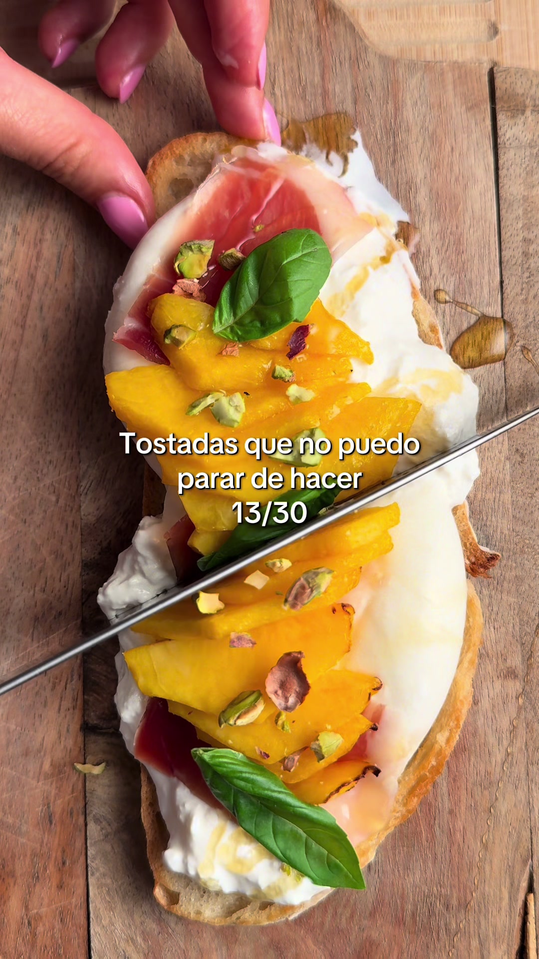 Tostada — Día 13/30: pan de masa madre, burrata, jamón serrano, nectarina, miel, pistachos y albahaca
