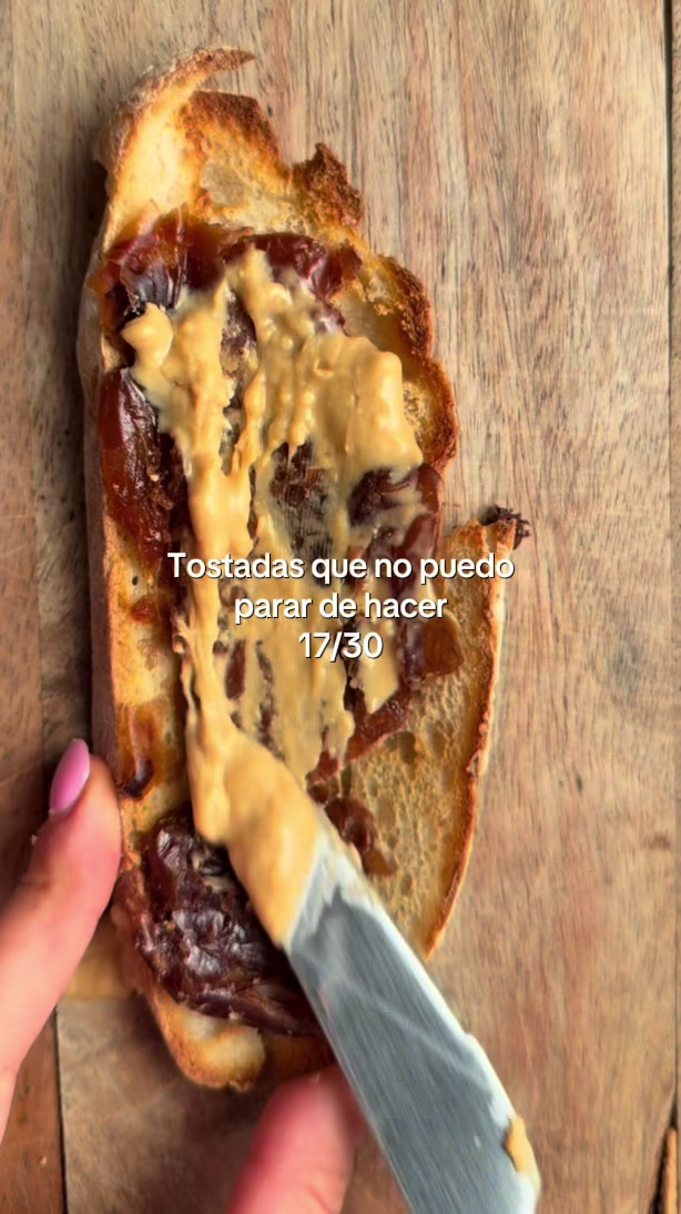 Tostada — Día 17/30: pan de masa madre, dátiles, crema de cacahuete y chocolate negro