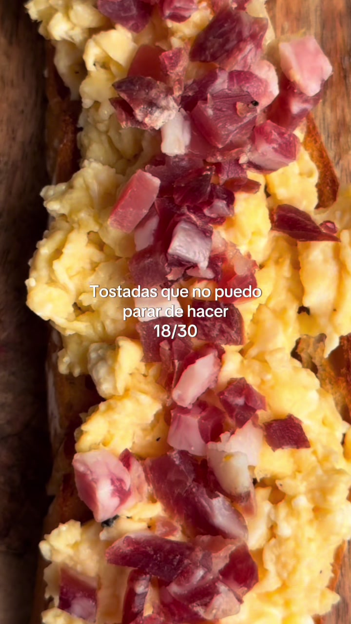 Tostada — Día 18/30: pan de masa madre, AOVE, huevos revueltos y taquitos de jamón