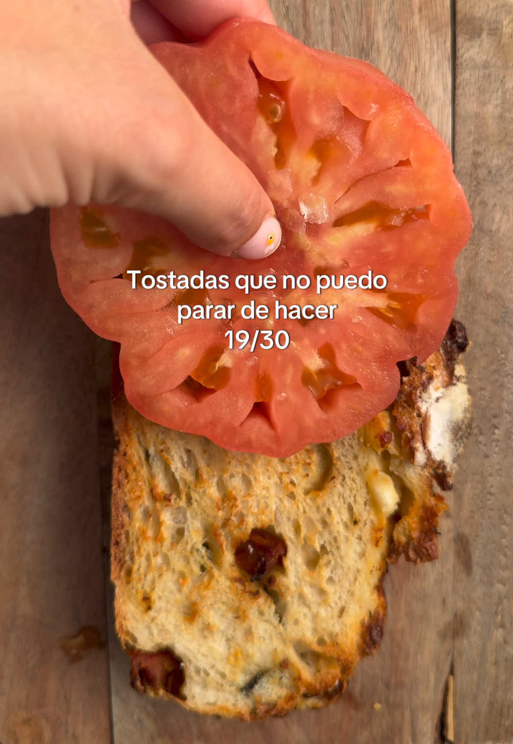Tostada — Día 19/30: pan de masa madre de tomate seco, albahaca y parmesano con tomate rosa, melva y AOVE