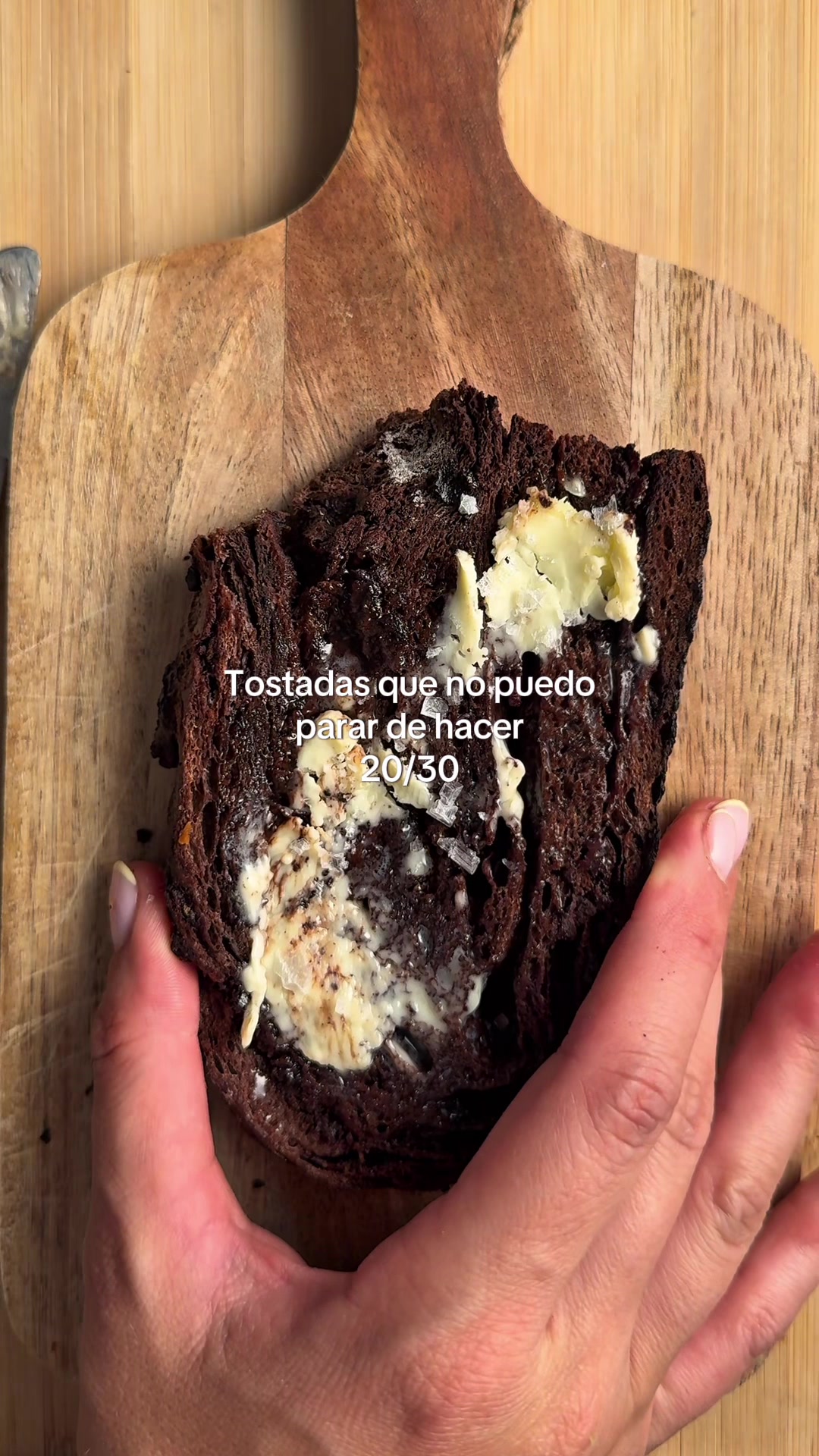 Tostada — Día 20/30: pan de masa madre de chocolate, mantequilla y sal en escamas
