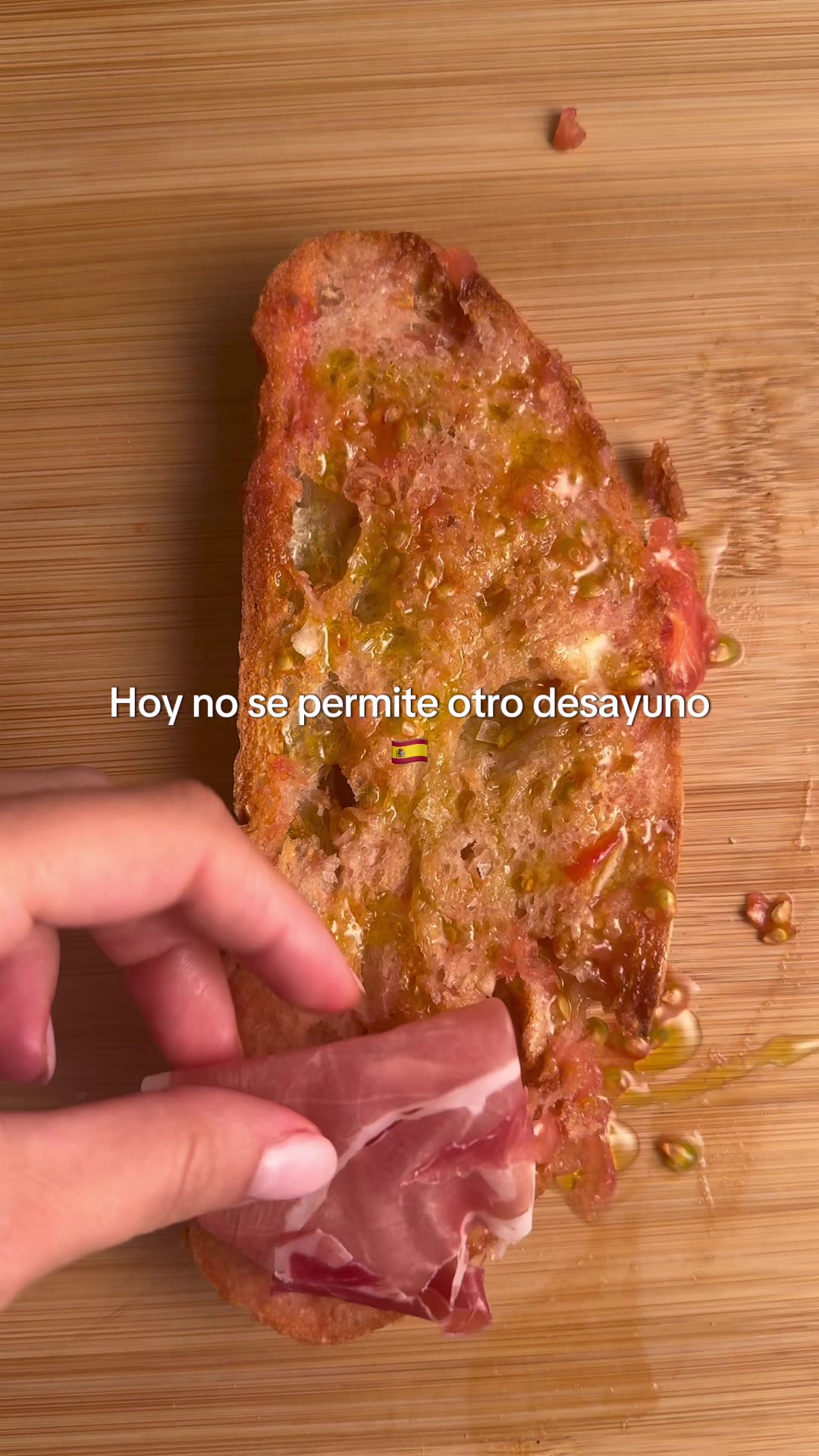 Tostada con tomate, jamón y AOVE