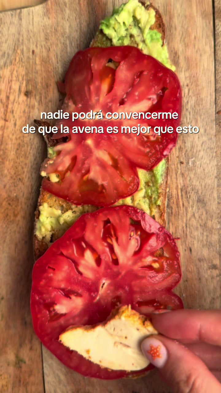 Team tostada (aguacate, tomate, pollo y queso rallado)