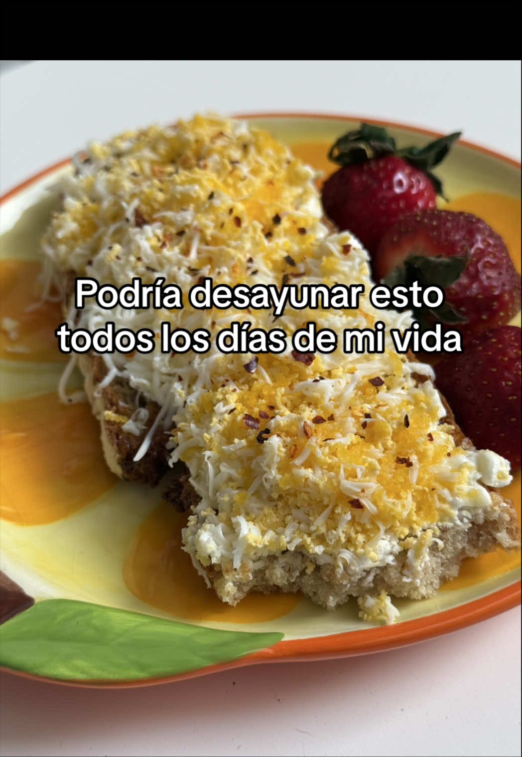 Tostada de queso cottage, huevo duro rallado, miel y guindilla