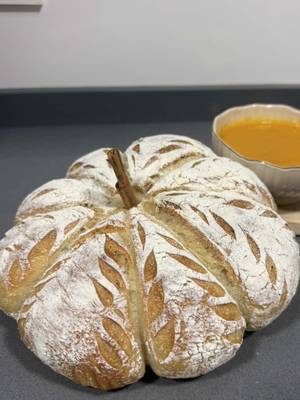 Pan de masa madre con forma de calabaza